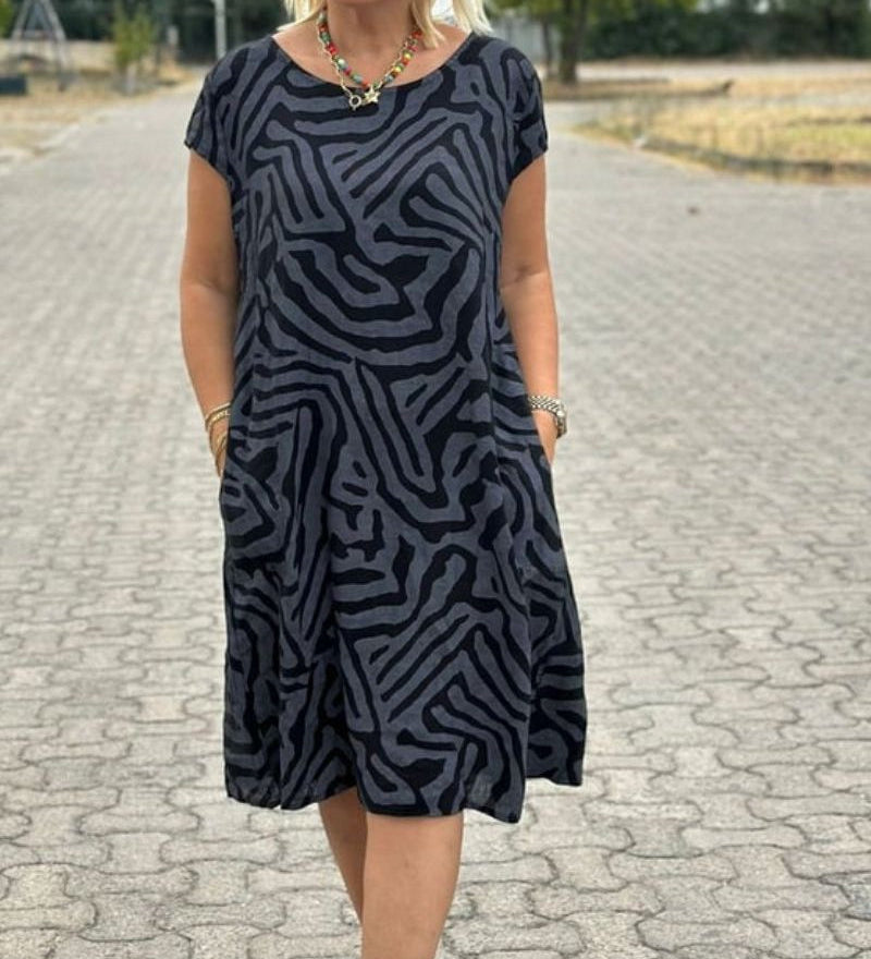 Solina™ – Obleka z okroglim izrezom in elegantnim potiskom, ki skrije trebušček