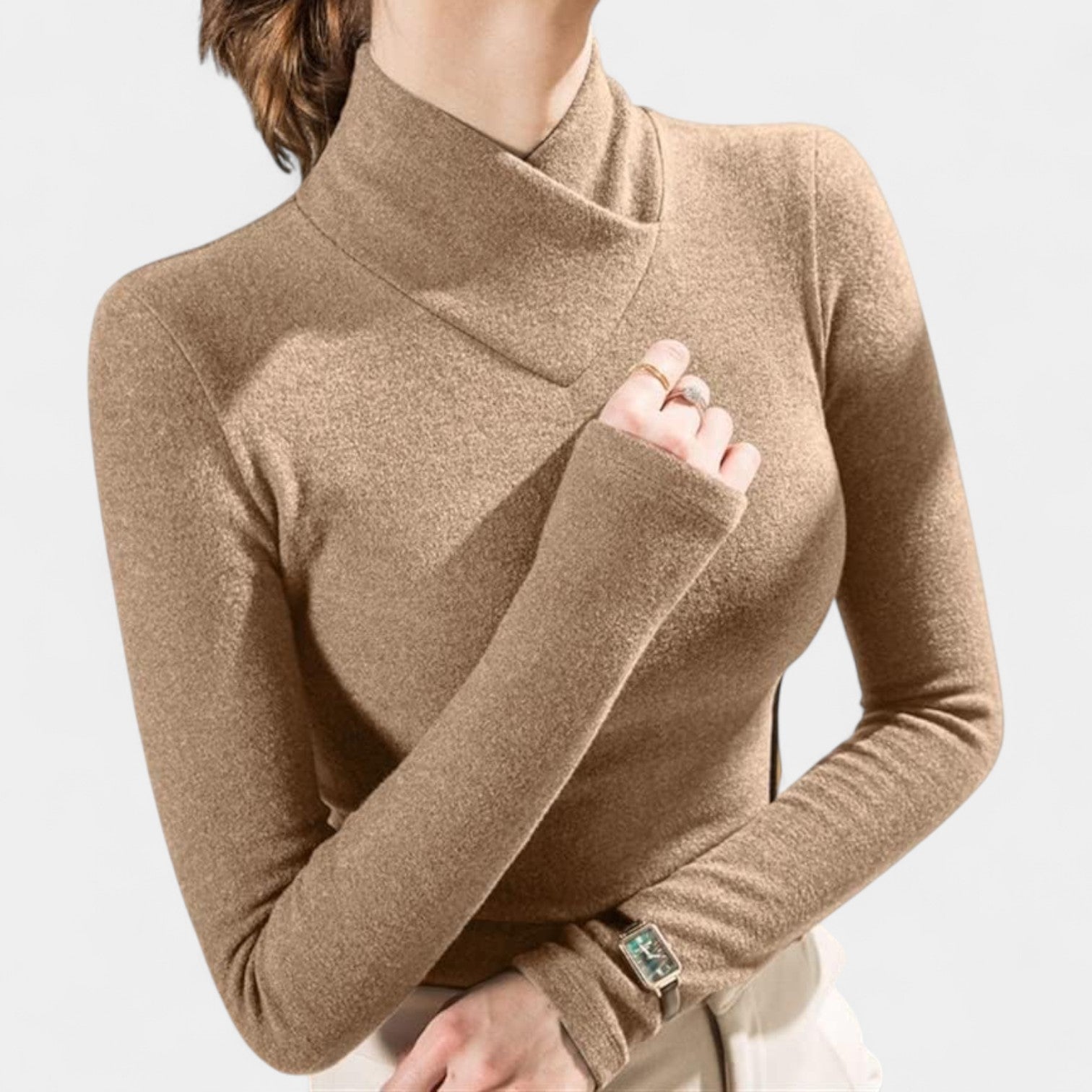 Veronika – Elegantni rolak s prilijavim strihom
