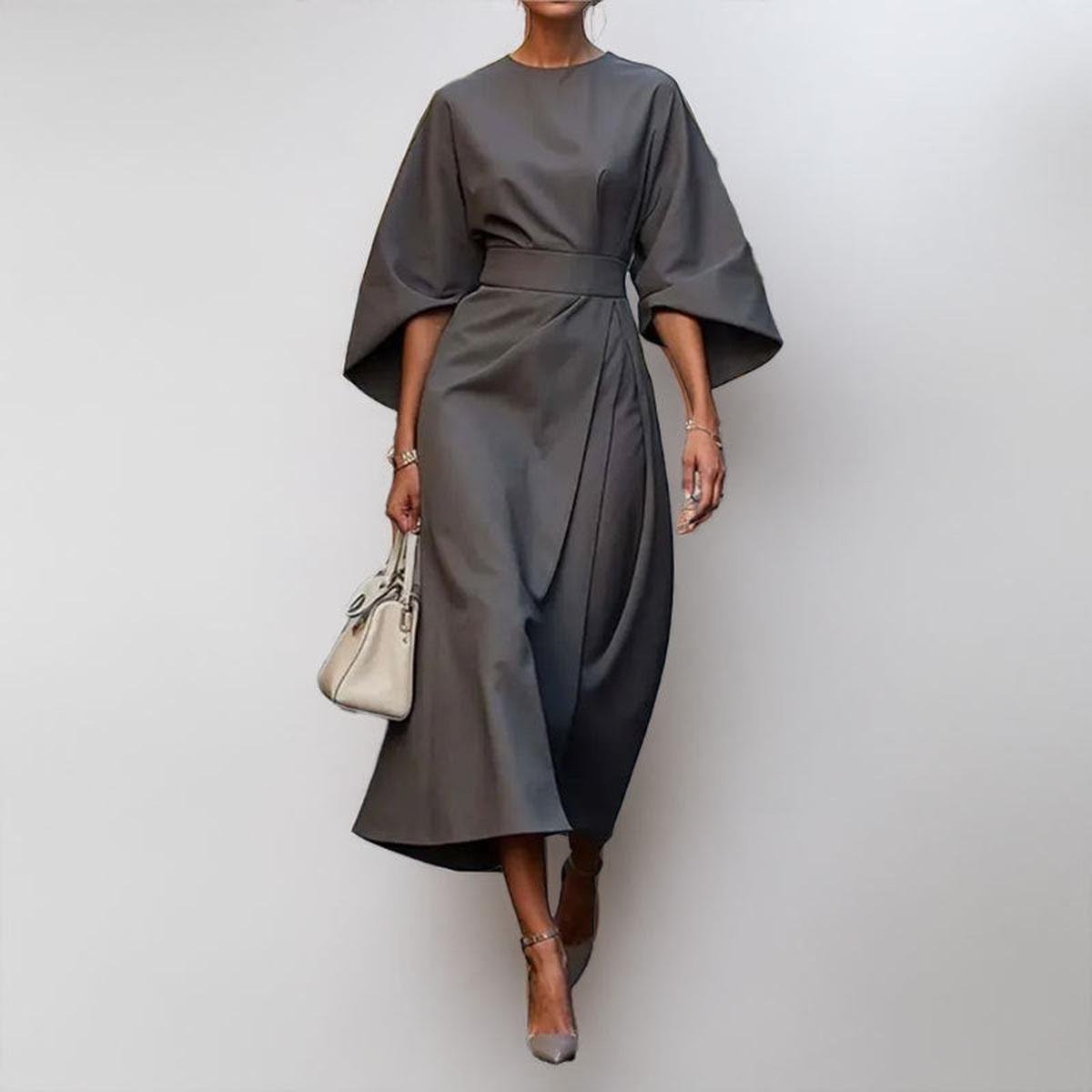 Cally™ - Dolga obleka s kimono rokavi" se lahko prepiše kot "Cally™ - Dolga obleka z rokavi v kimono slogu.